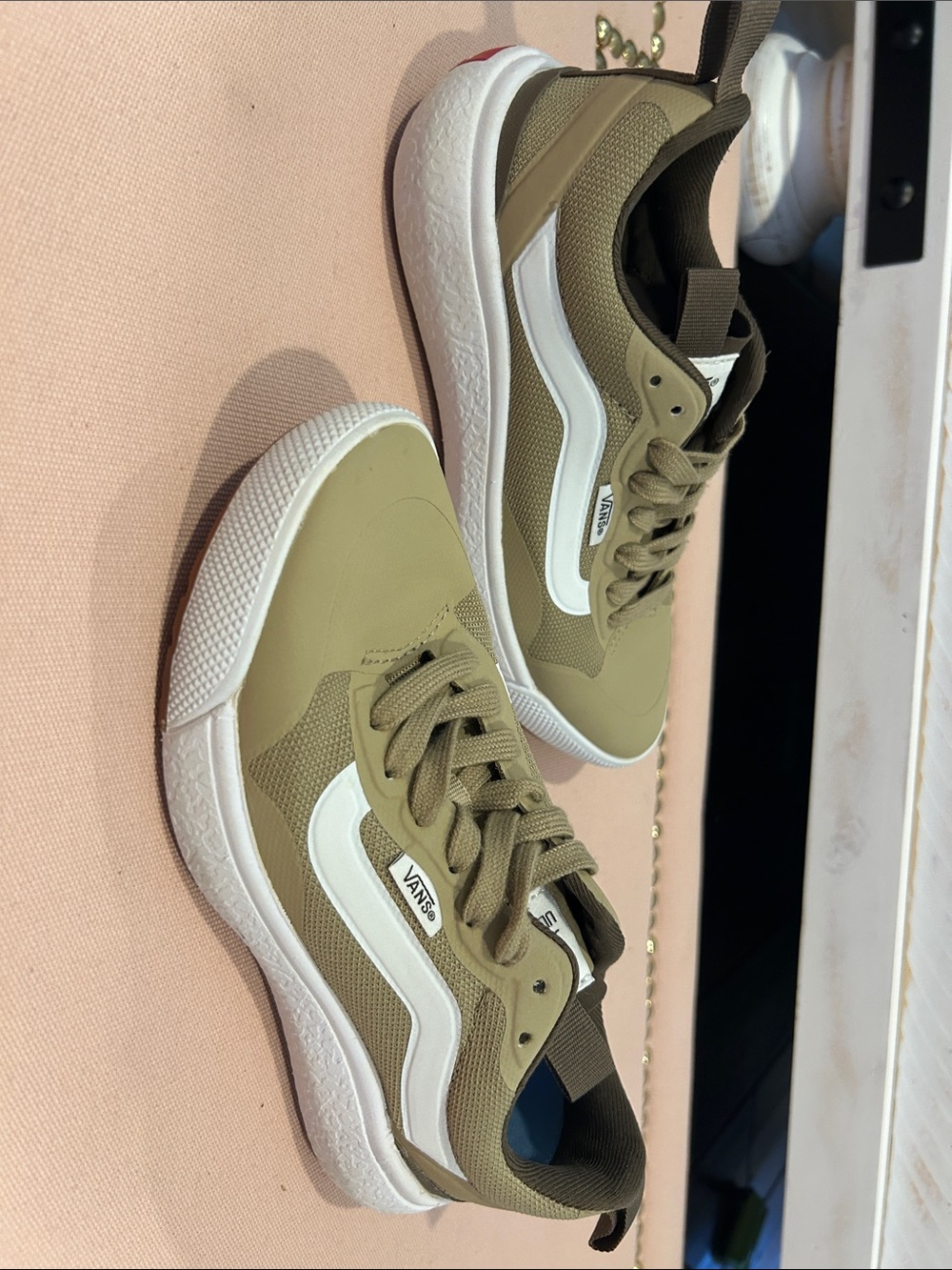 NWOT Vans UltraRange UltraCush Big Kid’s Size 3.5 Tan and White Low-Top Sneakers - Picture 2 of 7